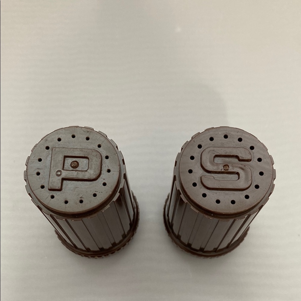 Brown Ribbed Shaker Set - Picture 4 of 6